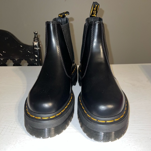 Dr. Marten’s 2976 Quad Platform Chelsea Boot Smooth Leather - Picture 3 of 5